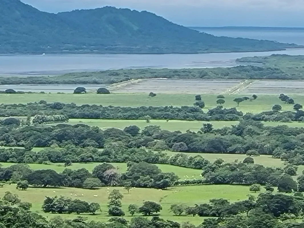 La finca cuenta con un Tajo, bellas llanuras, vistas al Golfo de Nicoya, una catarata de 50 metros de altura e ...
