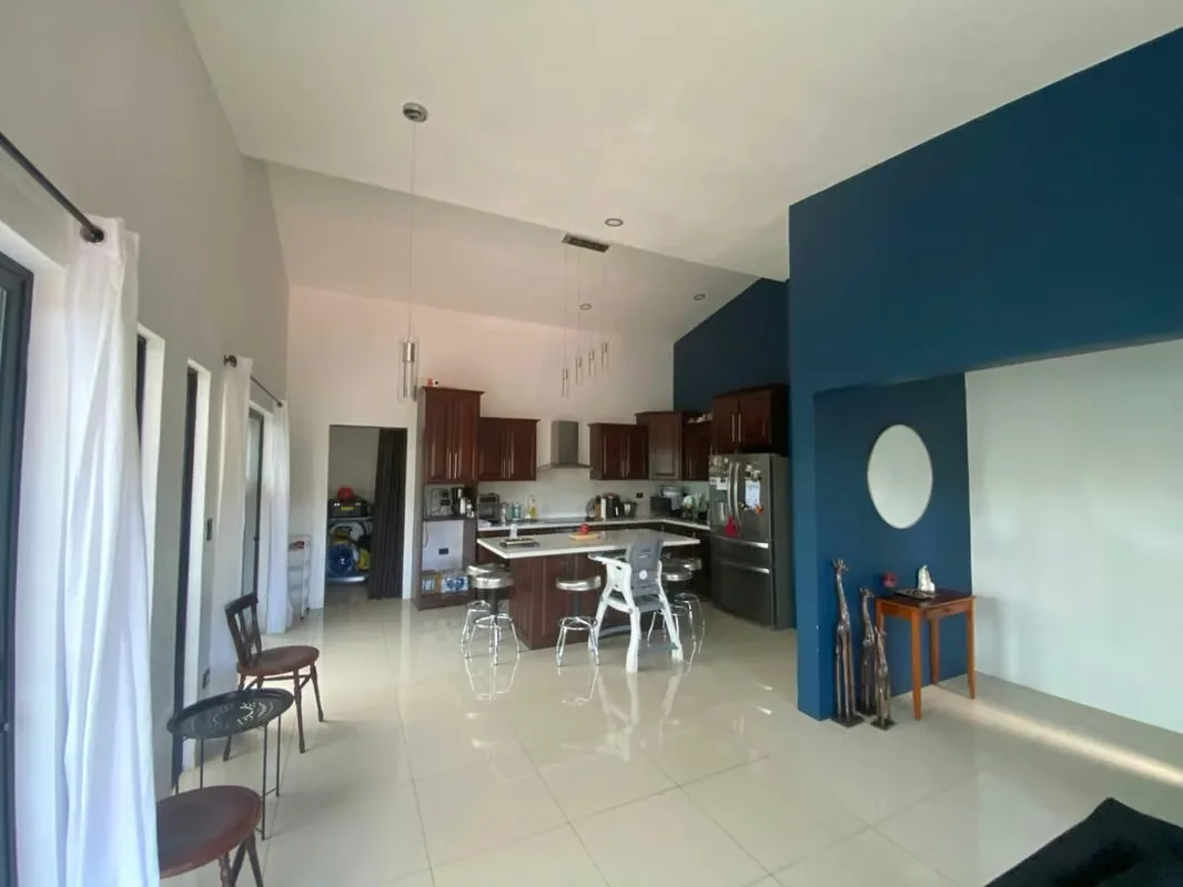 House for sale very close to the center of San Pedro de Poás, Alajuela Province, on Lolo Rojas Street, 100 meters south and 150 meters west of the Poás Cemetery. This single-story ... — photo 2