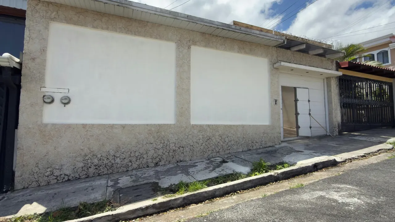 3 bedrooms, 4.5 bathrooms, living room, dining room, kitchen, bathroom, waiting room, reception, office, dressing room, bar, cellar, pool and ...