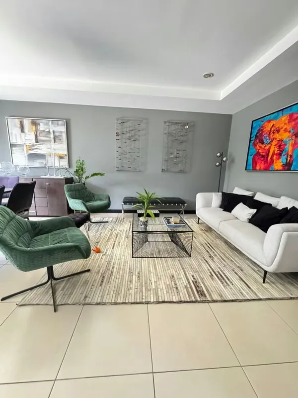 Descubra un hogar donde la naturaleza, la privacidad y el confort se unen para brindarle una experiencia de vida excepcional. Ubicada en un exclusivo condominio privado de pocas ...