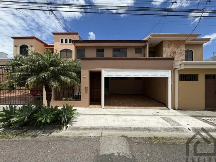 Newly Remodeled / 300 meters from Ciudad del Este / In Perfect Condition