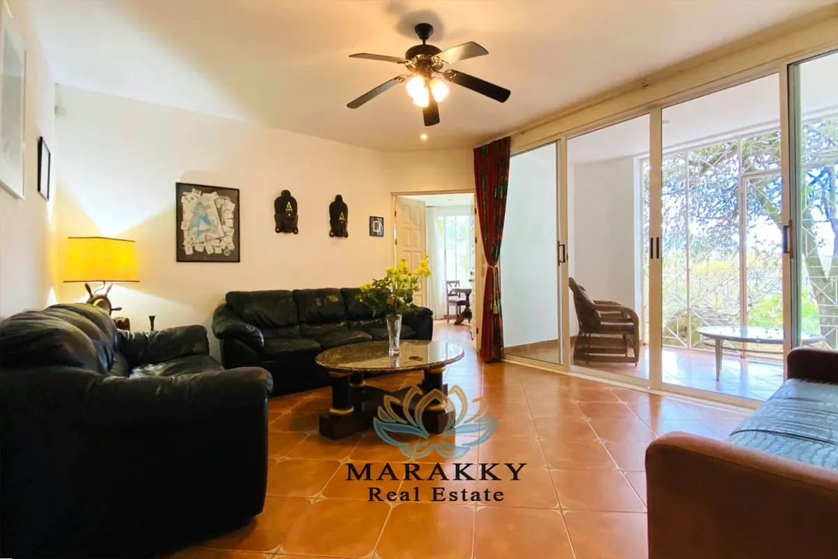 Este apartamento de una planta ofrece privacidad, seguridad y un entorno natural con bellos atardeceres, en ...