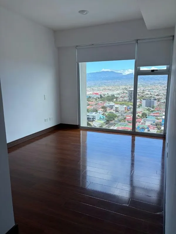 SE VENDE o ALQUILA bonito apartamento con línea blanca y vista en Torre Los Yoses. Excelente ubicación!