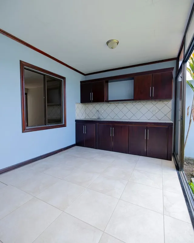 Esta hermosa casa se encuentra ubicada en Curridabat, dentro de Residencial Monte Ayarco, con seguridad y control de acceso, muy cerca de todo el comercio, entretenimiento y actividades ...