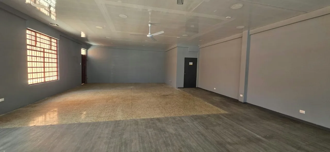 Commercial space available for rent on the main road in Santa Ana, a prime location guaranteeing high vehicular and pedestrian traffic, as well as strategic visibility for the growth of ...