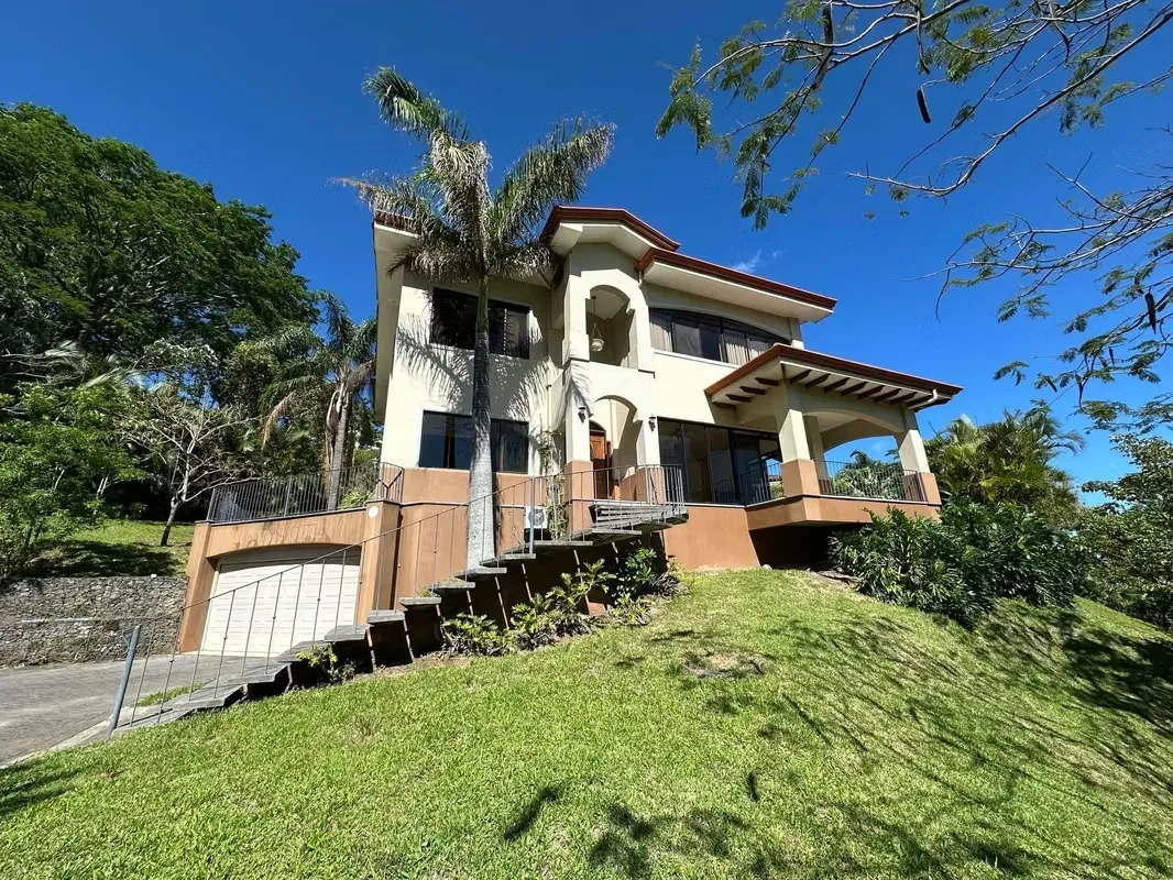 La vivienda cuenta con 3 dormitorios, 3.5 baños, sala, comedor, cocina, cuarto de pilas, sala de TV, terraza, balcón, cuarto de servicio, piscina y ...