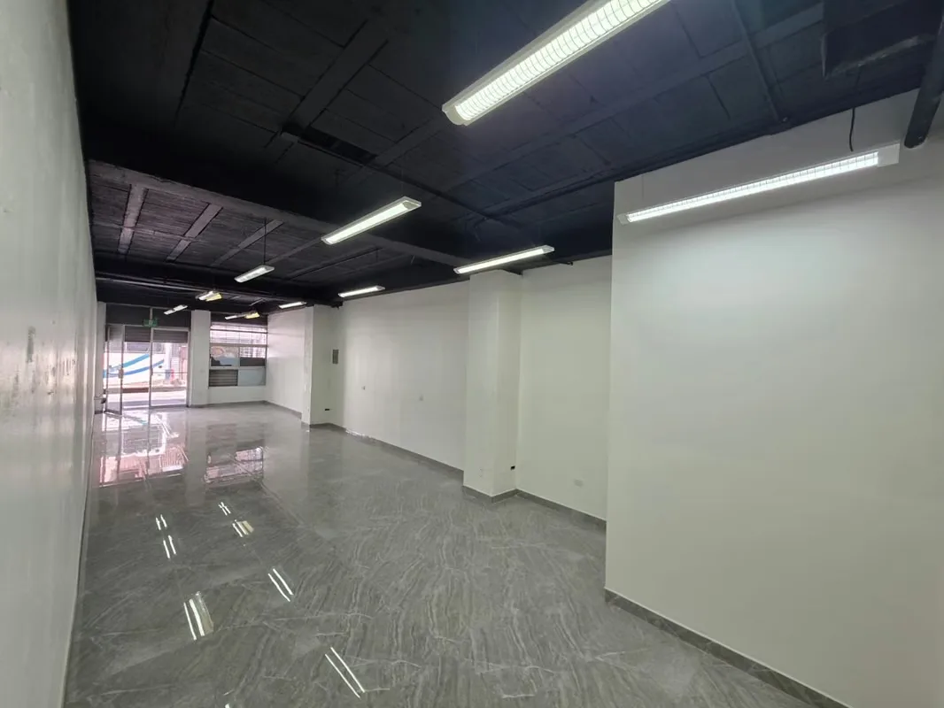 Recently remodeled commercial space in a prime high-traffic location on a main avenue, directly across from the Calle Blancos bus stops. — photo 3