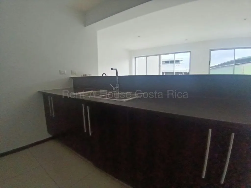 Descubre la combinación perfecta de ubicación estratégica, diseño moderno y comodidad en este exclusivo condominio en La Uruca. ... — photo 3