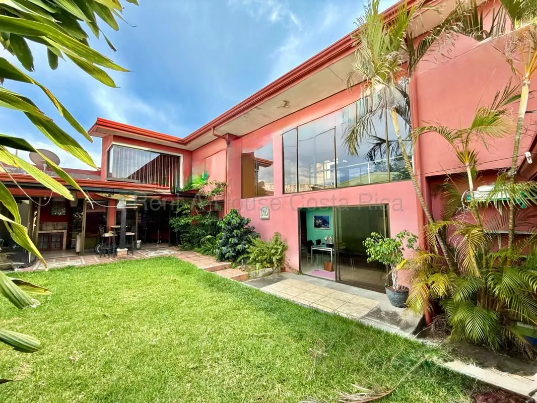 VENTA de Casa Amplia con Uso Mixto en Mercedes Norte de Heredia – Oportunidad y Excelente Ubicación