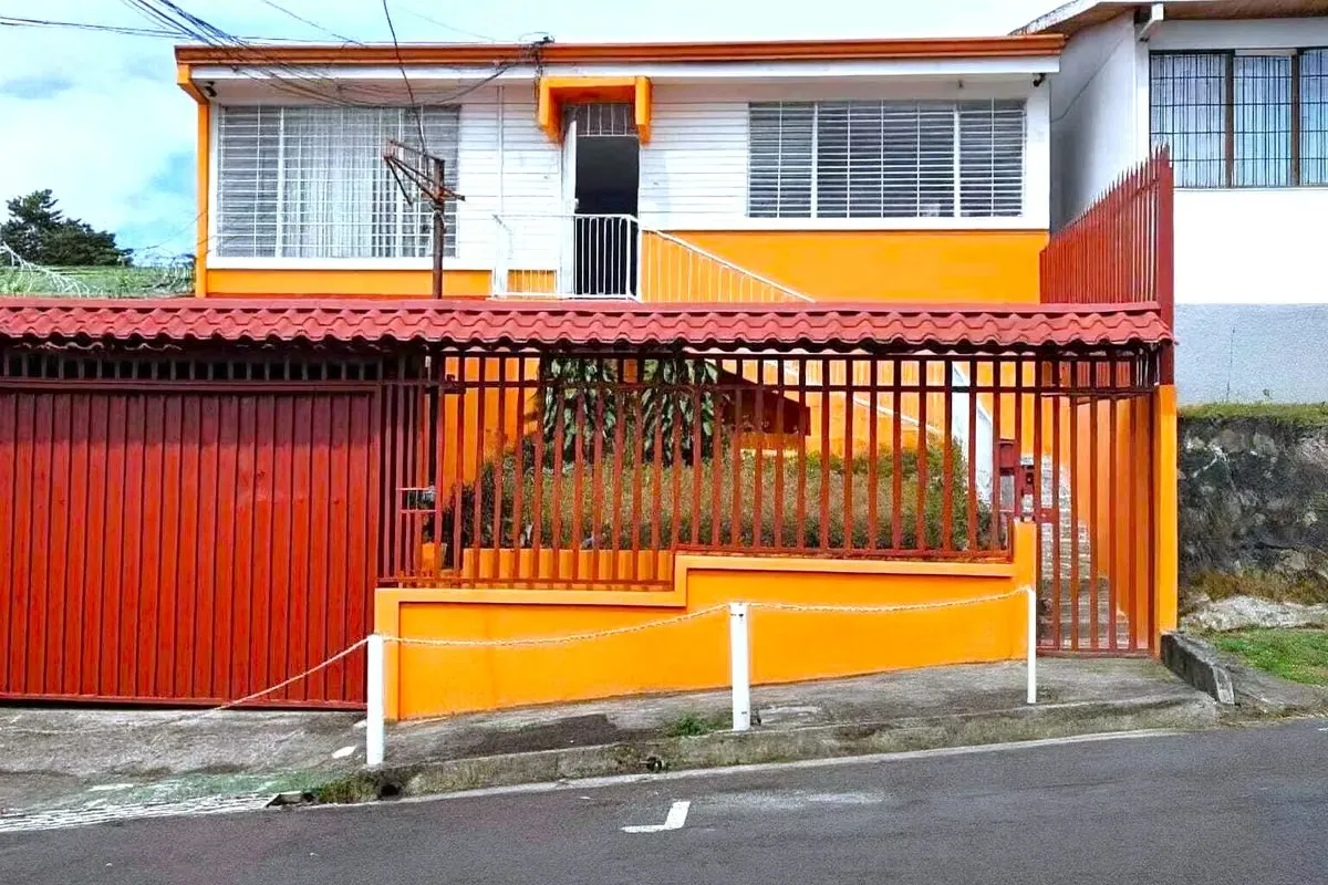 VENTA de Casa Espaciosa en Guadalupe con Potencial, cerca de la UCR-Betania-Circunvalacióm