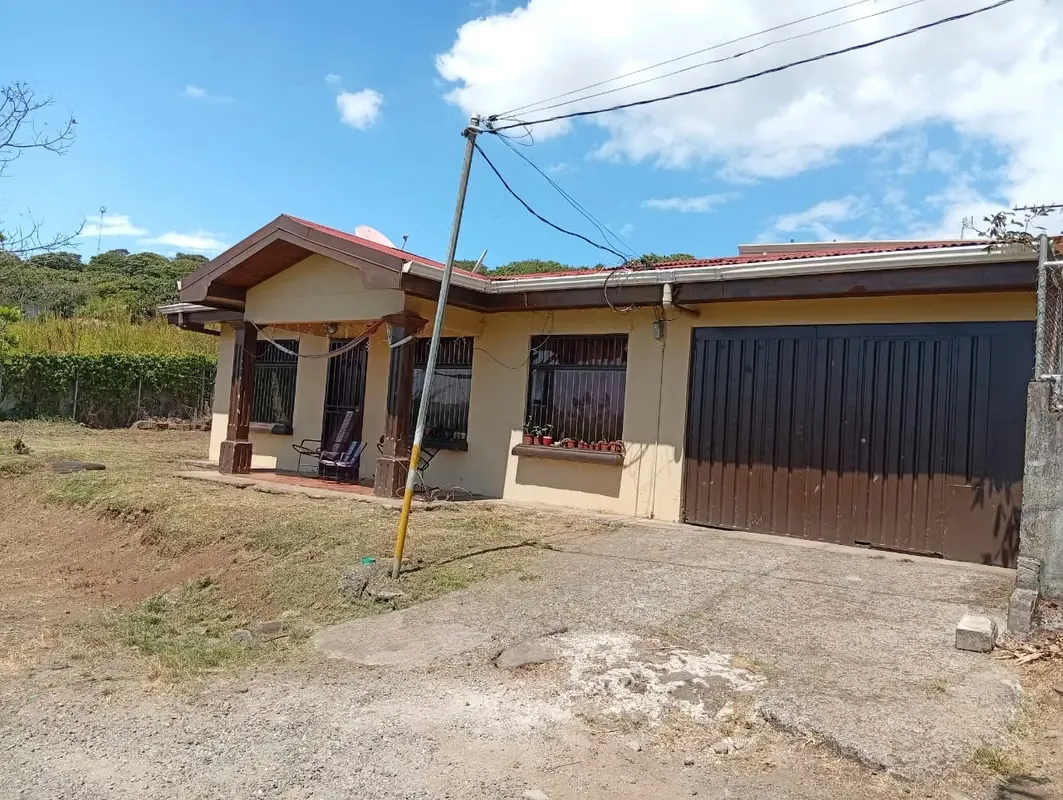 ¡Oportunidad en Naranjo! Casa con Amplio Jardín - Lista para Inversión o Vivir