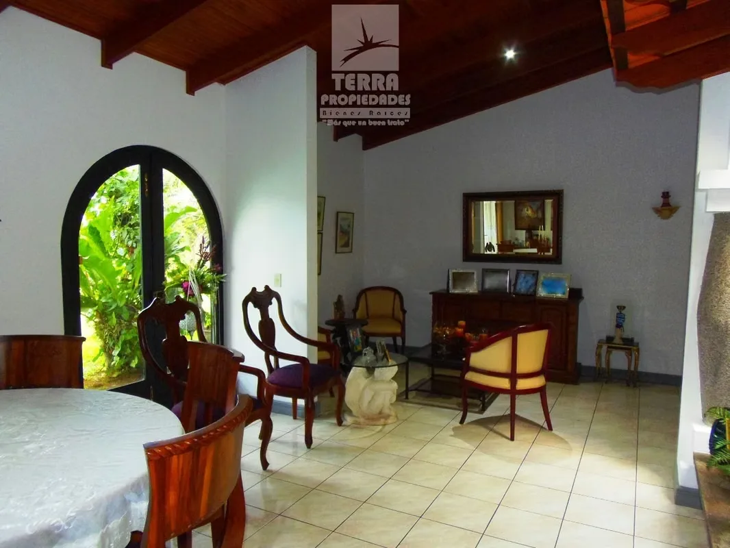 Beautiful and spacious house for sale, located in the center of San Joaquin, with commercial zoning. Ideal for offices, restaurants, cafes, clinics, beauty salons, medical offices, and ... — photo 3