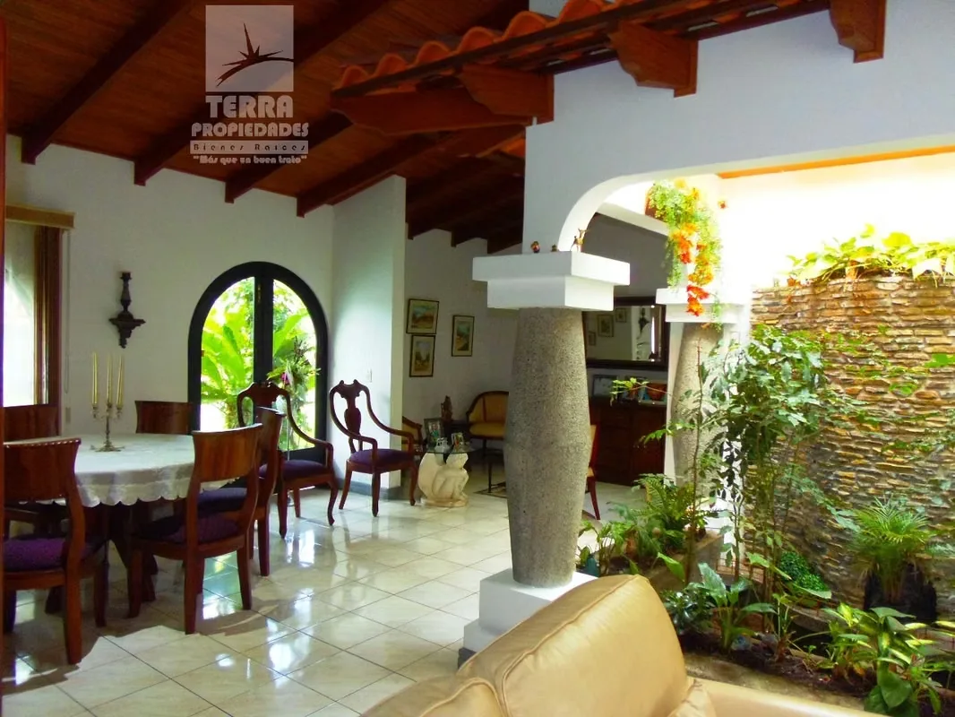 Beautiful and spacious house for sale, located in the center of San Joaquin, with commercial zoning. Ideal for offices, restaurants, cafes, clinics, beauty salons, medical offices, and ... — photo 5