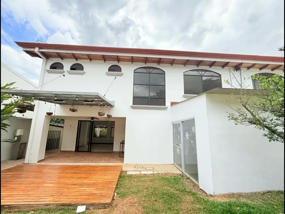 Renta amplia casa Jaboncillos Escazú