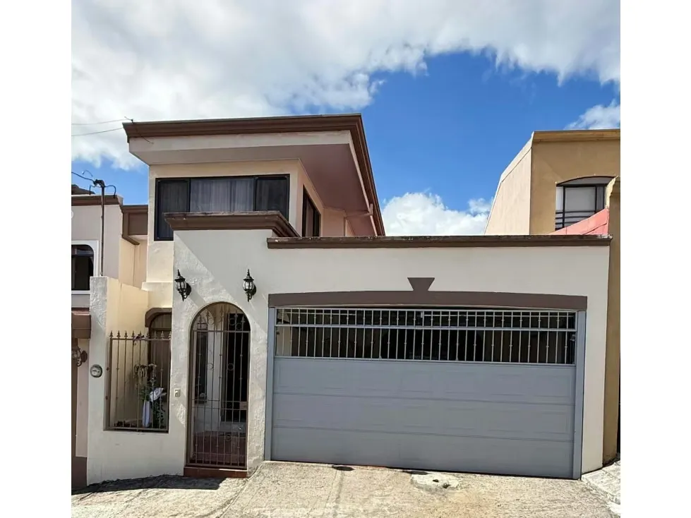 ¡SE VENDE AMPLIA CASA EN RESIDENCIAL EN SAN FRANCISCO HEREDIA
