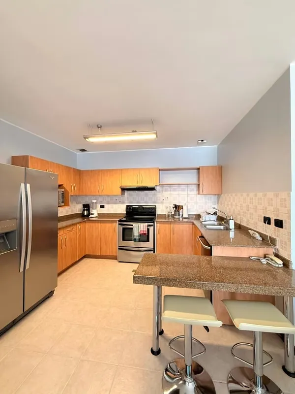 Alquiler de Apartamento Amoblado en San Rafael de Escazú con Balcón y Excelente Distribución