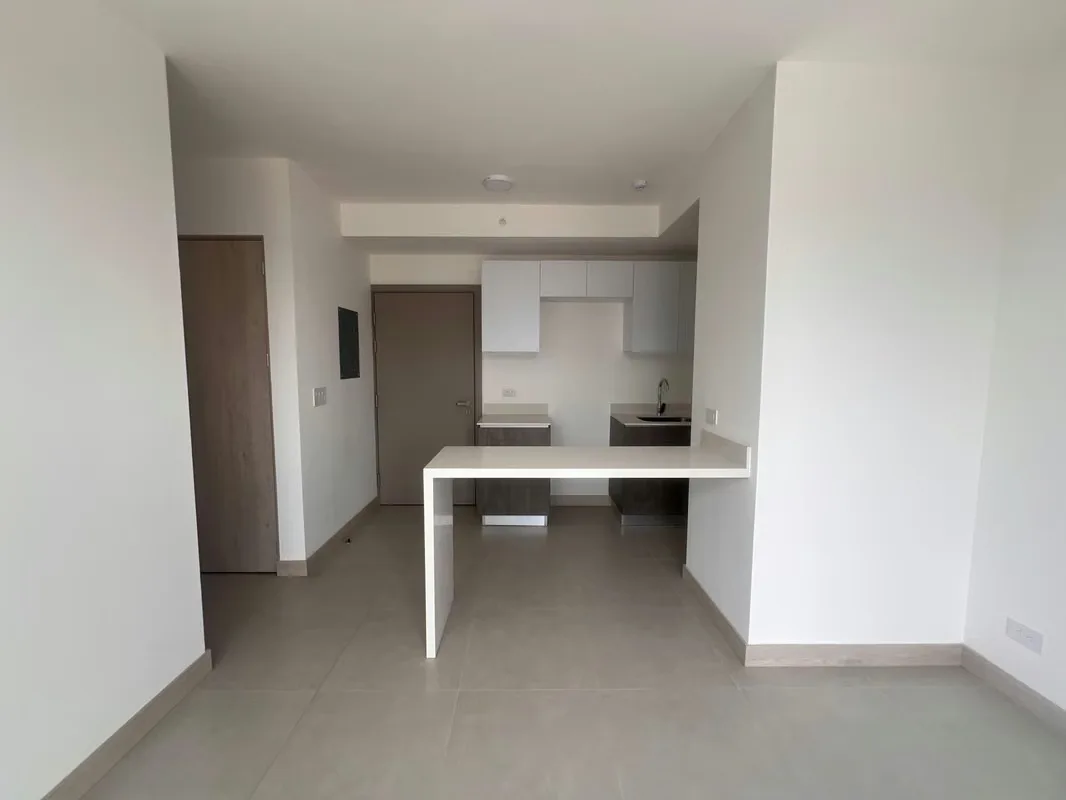 Se vende moderno apartamento en Sky House, una excelente oportunidad para vivir o invertir en una de las zonas con mayor crecimiento y conectividad de San José. Su ubicación ... — photo 3