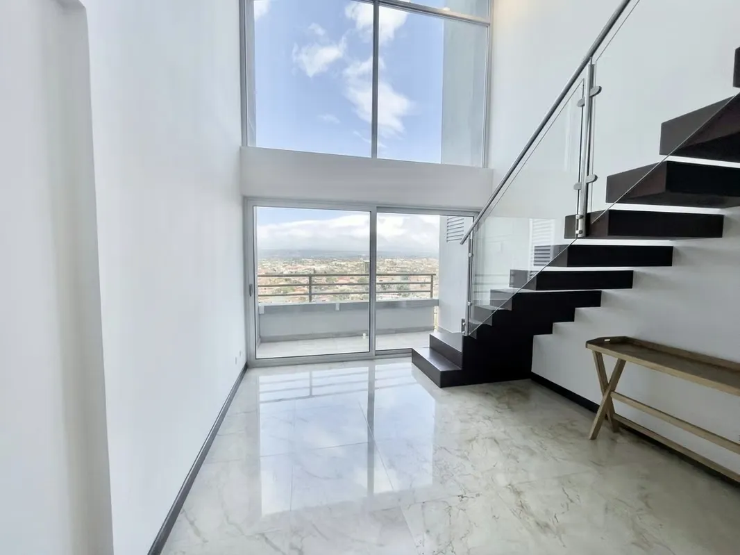 Alquiler penthouse de lujo con vistas panorámicas, Torre Latitud Yoses. (AD)