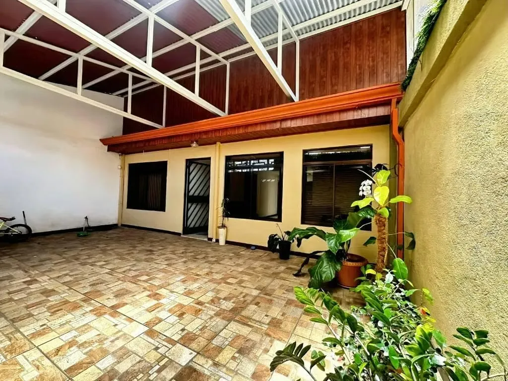 SE VENDE CASA EN EL ROBLE – SAN RAFAEL, MONTES DE OCA