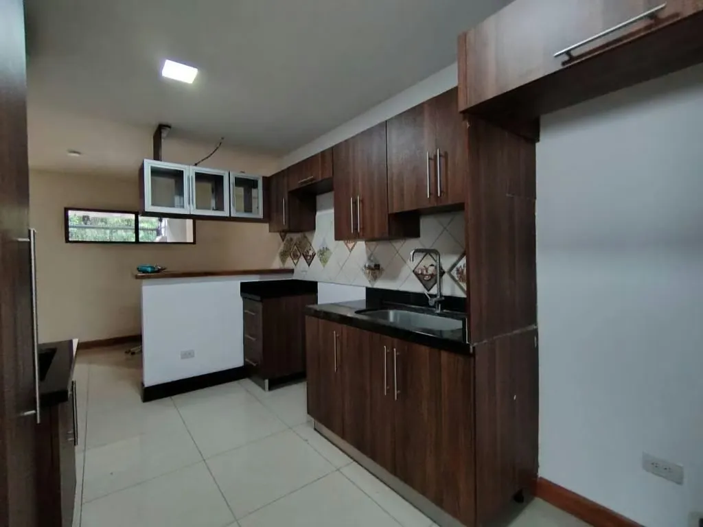 Casa en segunda planta con local comercial o bodegas en el primer nivel