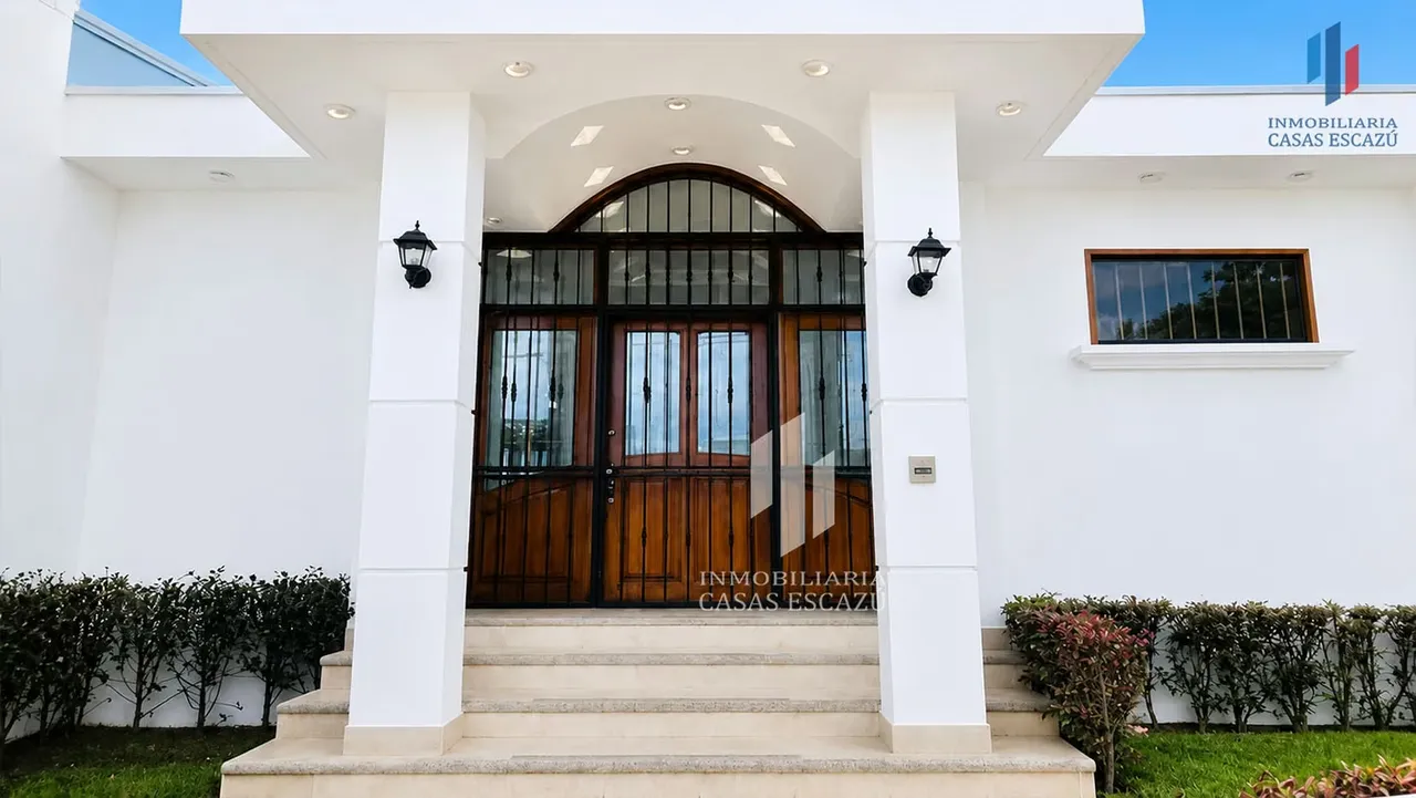 Bella Casa en Residencial con línea blanca, 317 m2, San Rafael de Escazú