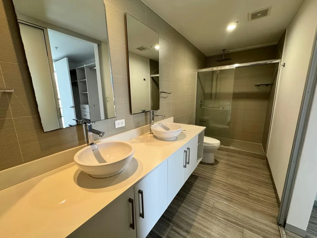 2 BEDROOM APARTMENT RENTAL IN NEIGHBORHOOD DENT WITH BANK LINE — photo 5