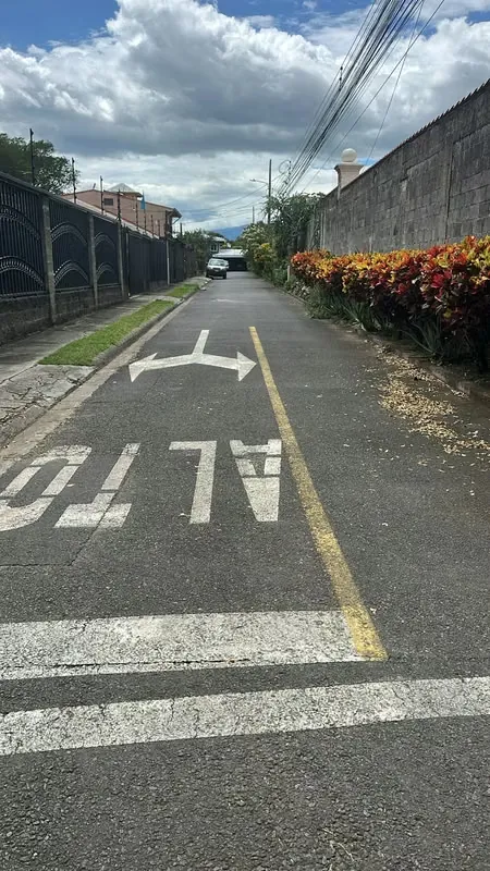 Available. Super quiet, quiet, safe and central space, large development area (close to Cafetal, Intel, Hotel Marriott, Auto Market), electric gate, electric fence, under-roof parking. ...