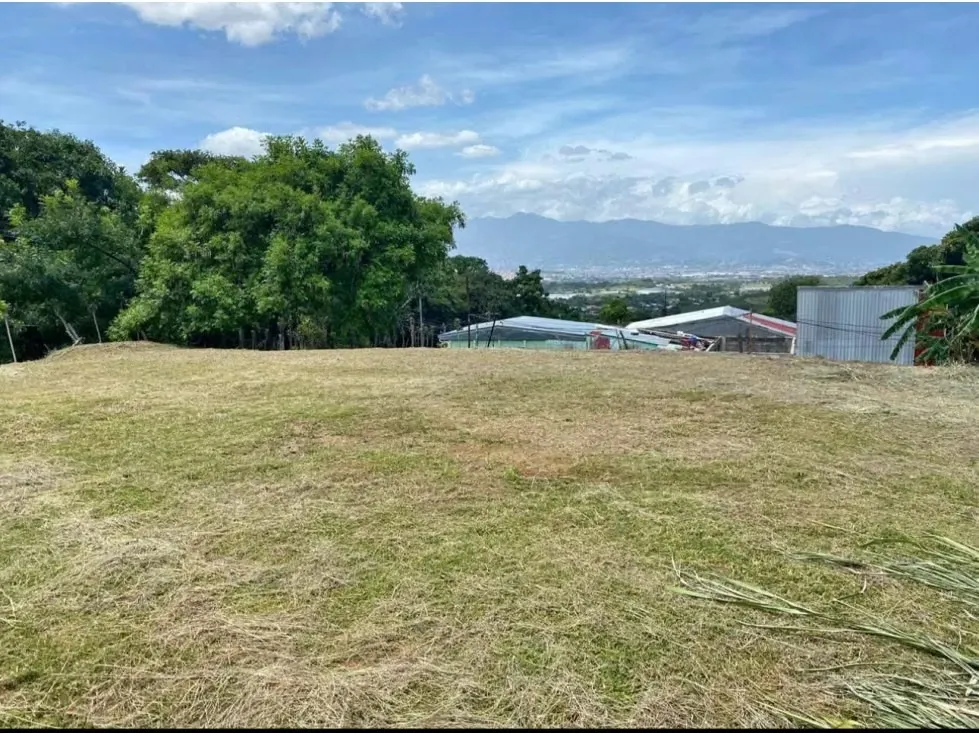 Disfrute de una increíble vista panorámica hacia la ciudad en un costado y hacia las montañas en el otro.