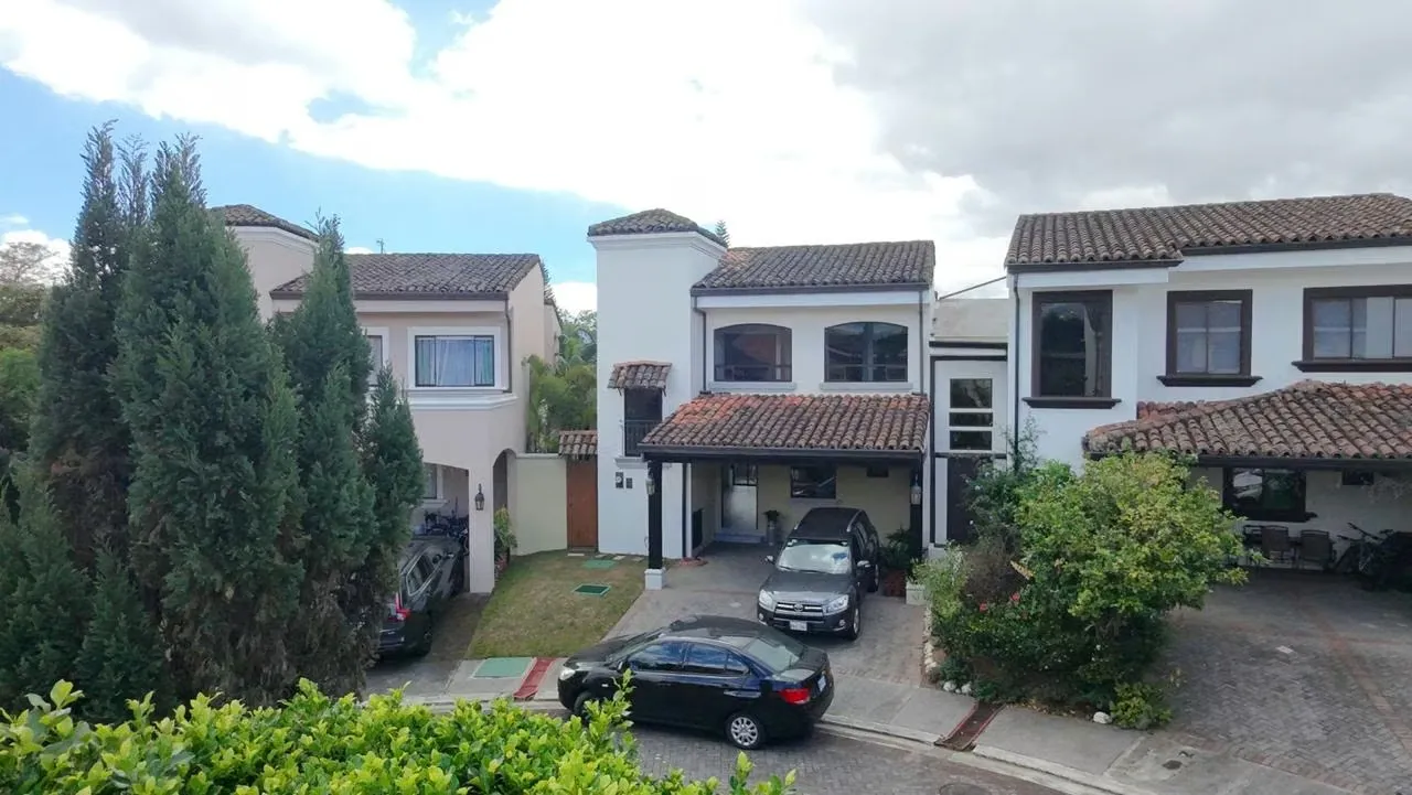 Located in one of the most sought after residents in eastern San José, due to its proximity to schools, schools, shops and restaurants. It is an excellent option to invest, or give ... — photo 2