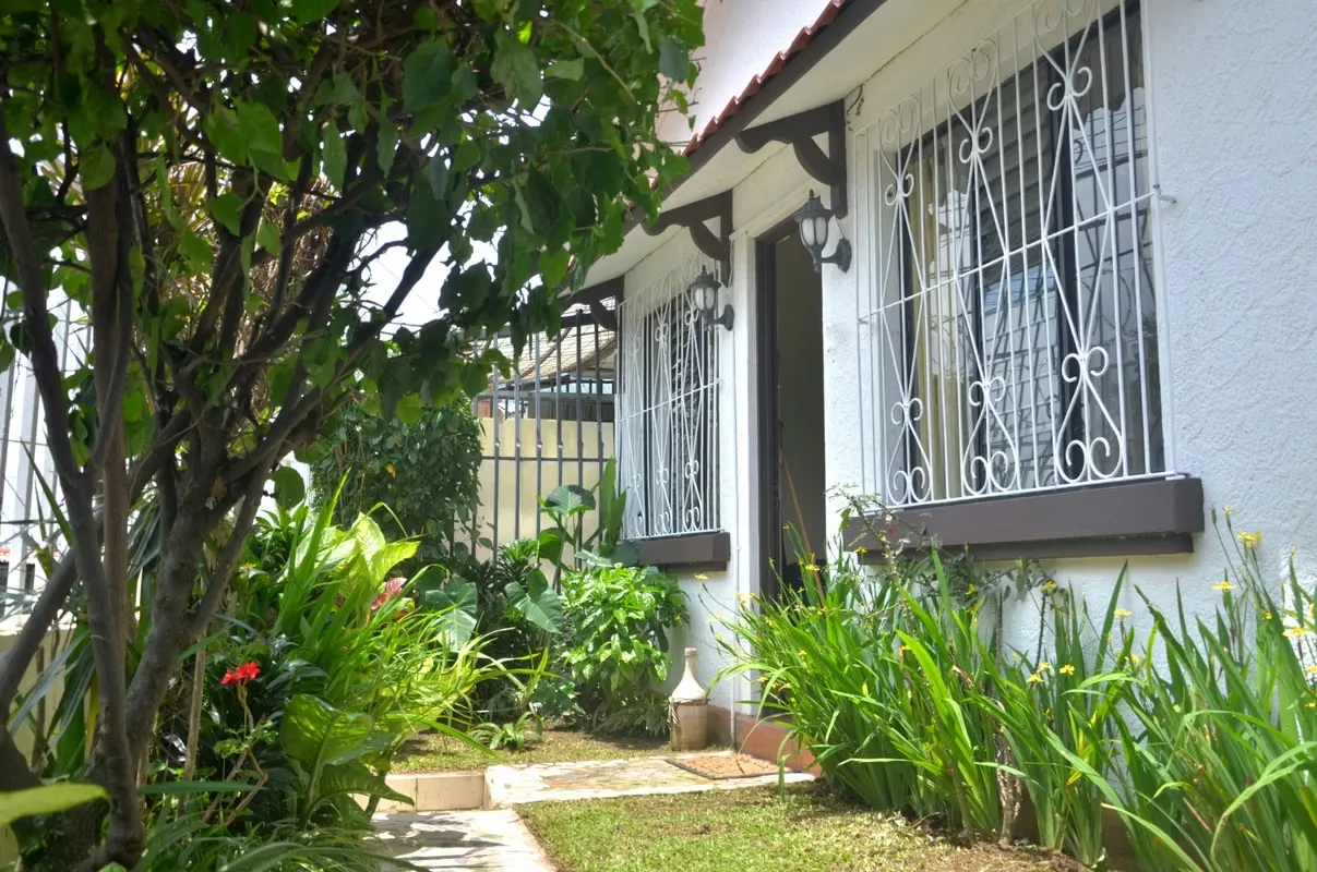 Conveniently located near the Zapote Red Cross and San Pedro Mall. High ceilings. Bright and airy with natural light. Fully equipped kitchen (refrigerator, microwave, stove, dishes, ...