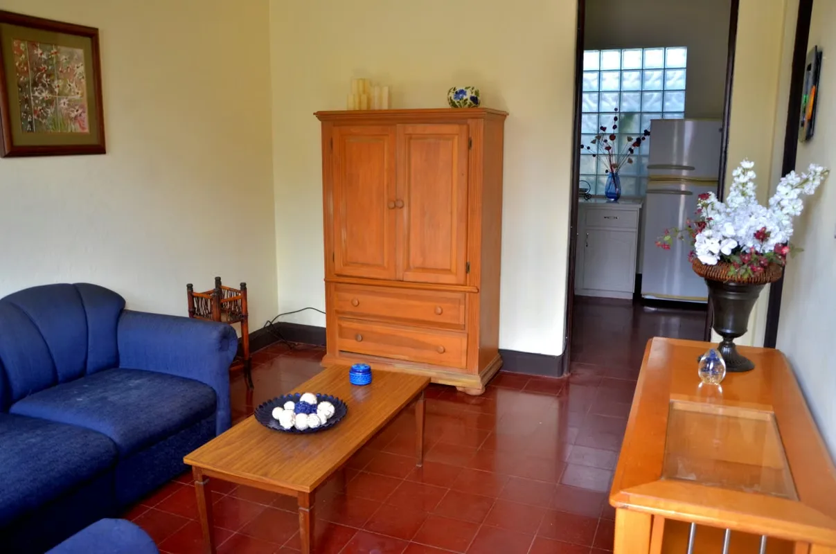 Conveniently located near the Zapote Red Cross and San Pedro Mall. High ceilings. Bright and airy with natural light. Fully equipped kitchen (refrigerator, microwave, stove, dishes, ... — photo 3