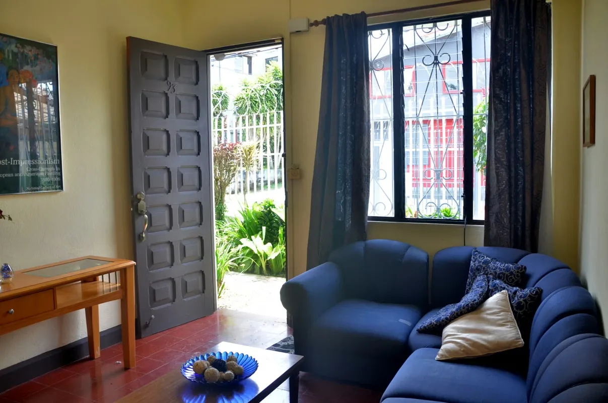 Conveniently located near the Zapote Red Cross and San Pedro Mall. High ceilings. Bright and airy with natural light. Fully equipped kitchen (refrigerator, microwave, stove, dishes, ... — photo 4