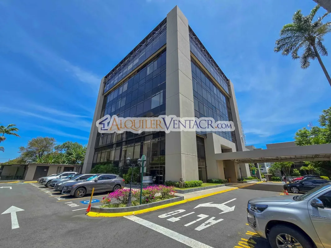 Office space for rent in Oficentro Ejecutivo La Sabana, it is located on the 2nd floor and is all on one level, it measures 162.44 m2 of construction, kitchen area, 2 private internal ...