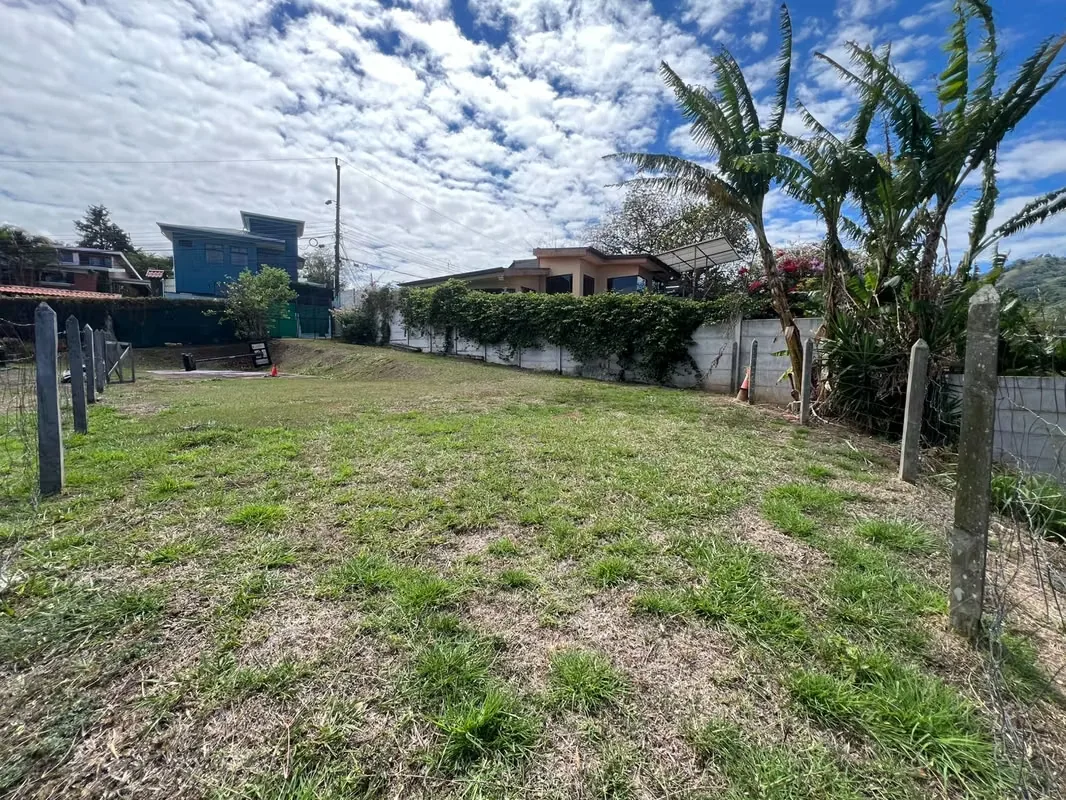 Land located in San Rafael de La Unión, with a total area of 566 square meters, of which 470 square meters are completely flat.