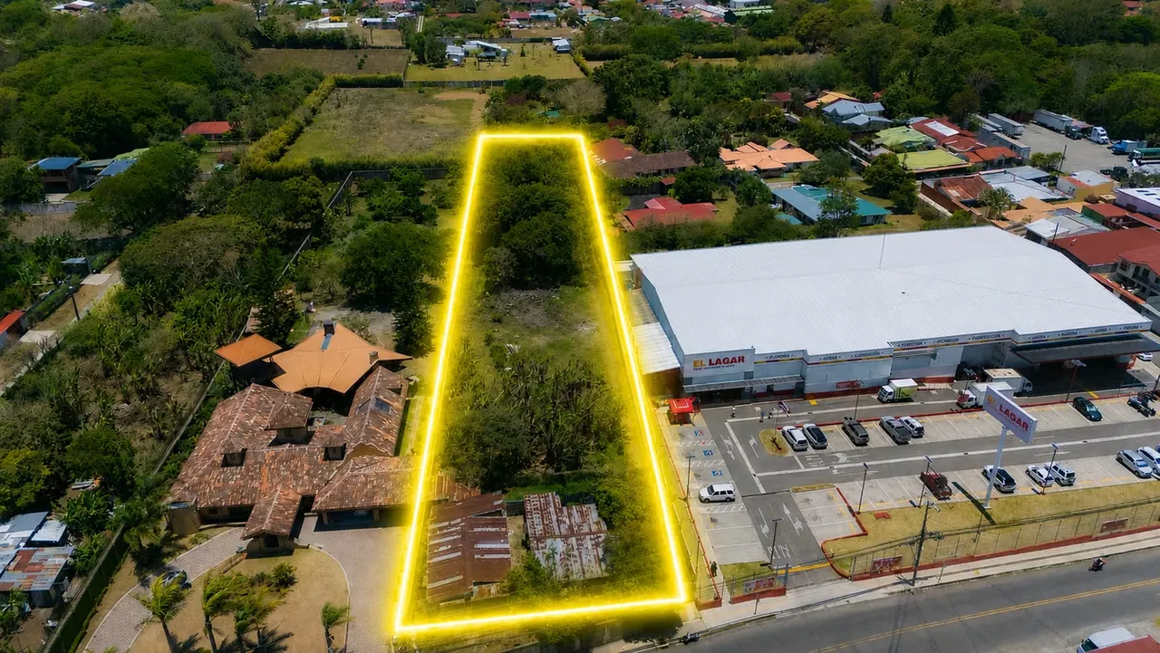 Located in one of the busiest and most recognizable commercial areas of Santo Domingo de Heredia, this 3,484.92 m² property presents a rare opportunity for investors, developers, or ...