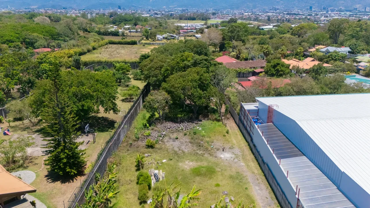 Located in one of the busiest and most recognizable commercial areas of Santo Domingo de Heredia, this 3,484.92 m² property presents a rare opportunity for investors, developers, or ... — photo 2