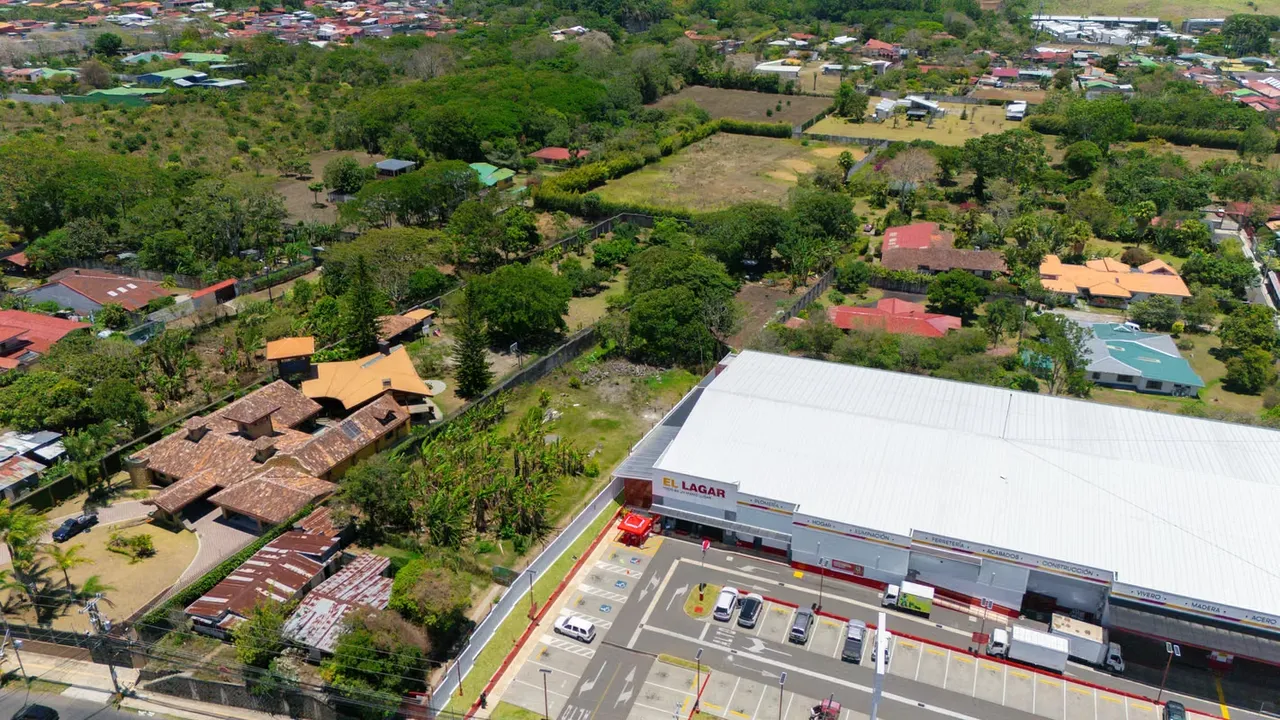 Located in one of the busiest and most recognizable commercial areas of Santo Domingo de Heredia, this 3,484.92 m² property presents a rare opportunity for investors, developers, or ... — photo 3