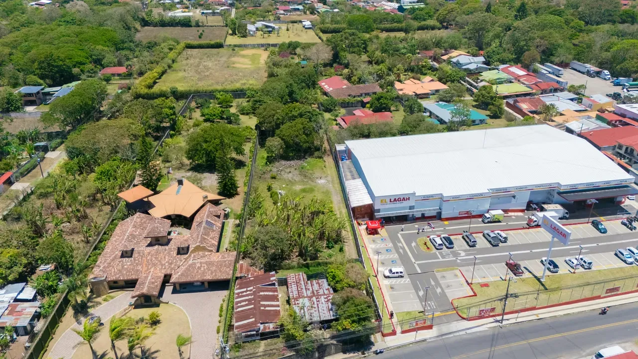 Located in one of the busiest and most recognizable commercial areas of Santo Domingo de Heredia, this 3,484.92 m² property presents a rare opportunity for investors, developers, or ... — photo 4