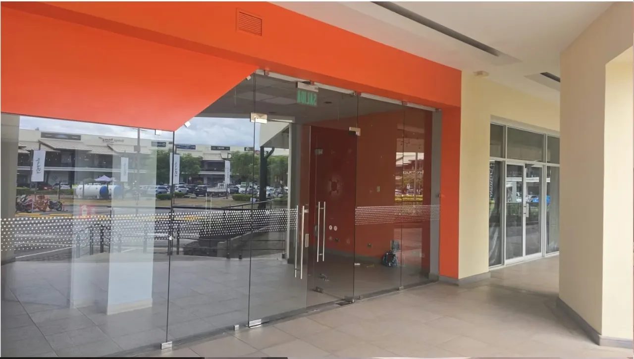 (ID 42472) Amplio Local Comercial en Alquiler en Prestigioso Centro Comercial