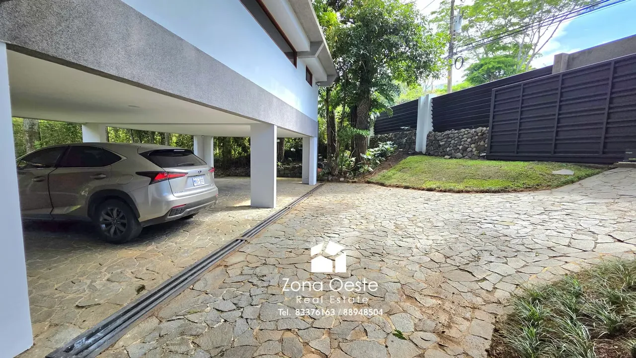 Ubicada en una de las zonas más convenientes y exclusivas del oeste de San José, esta residencia ofrece una ... — photo 2