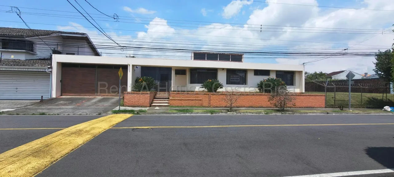 Descubra esta amplia casa de una sola planta, ubicada en una de las zonas más exclusivas y cotizadas del este de San José. Diseñada para ofrecer comodidad y funcionalidad, esta ...