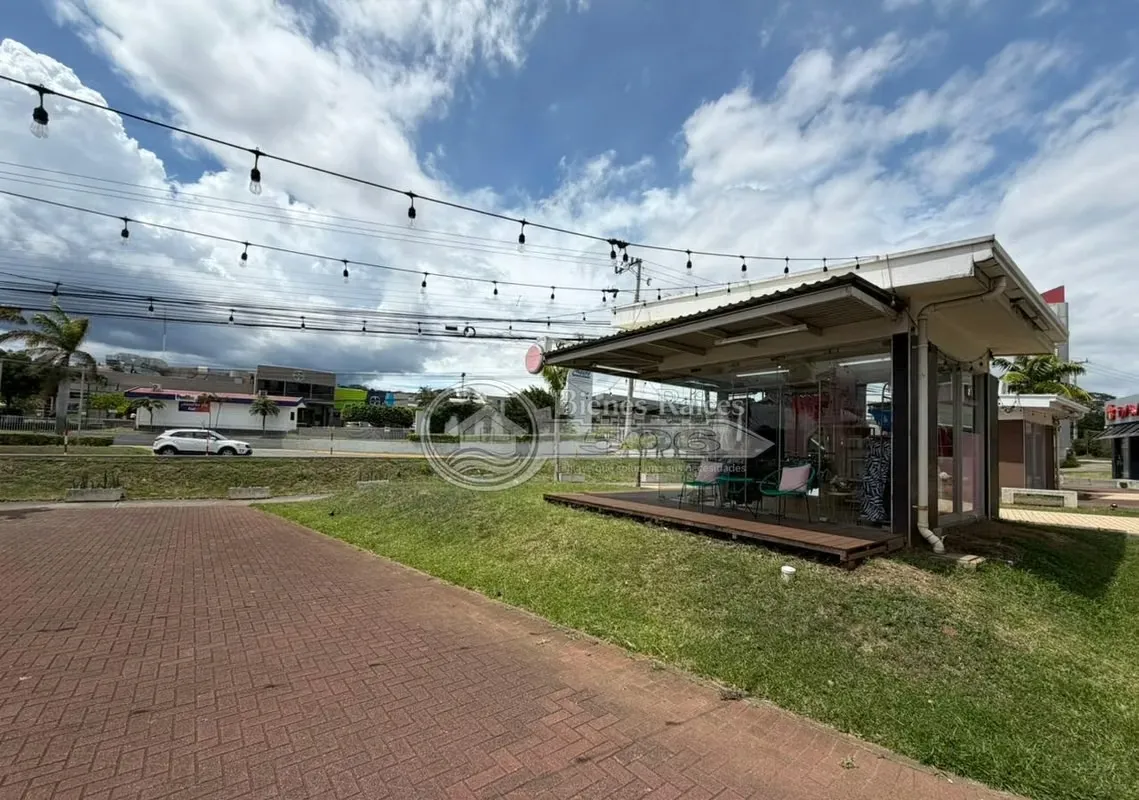 It is sold excellent commercial kiosk in a high transit square in Barreal de Heredia, one of the areas with the highest growth and commercial movement in ...