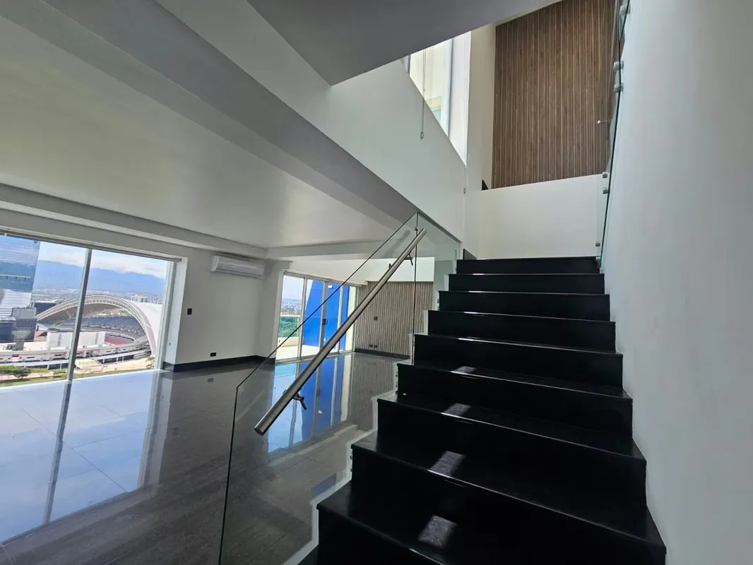 Beautiful 359m2 penthouse with incredible views, available for rent and sale in Mata Redonda, San José