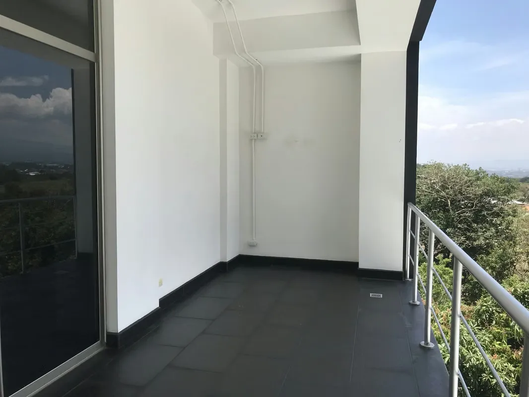 Oficina corporativa Guachipelín  – 93.97m² ($2.618 iva y cuota incluido)