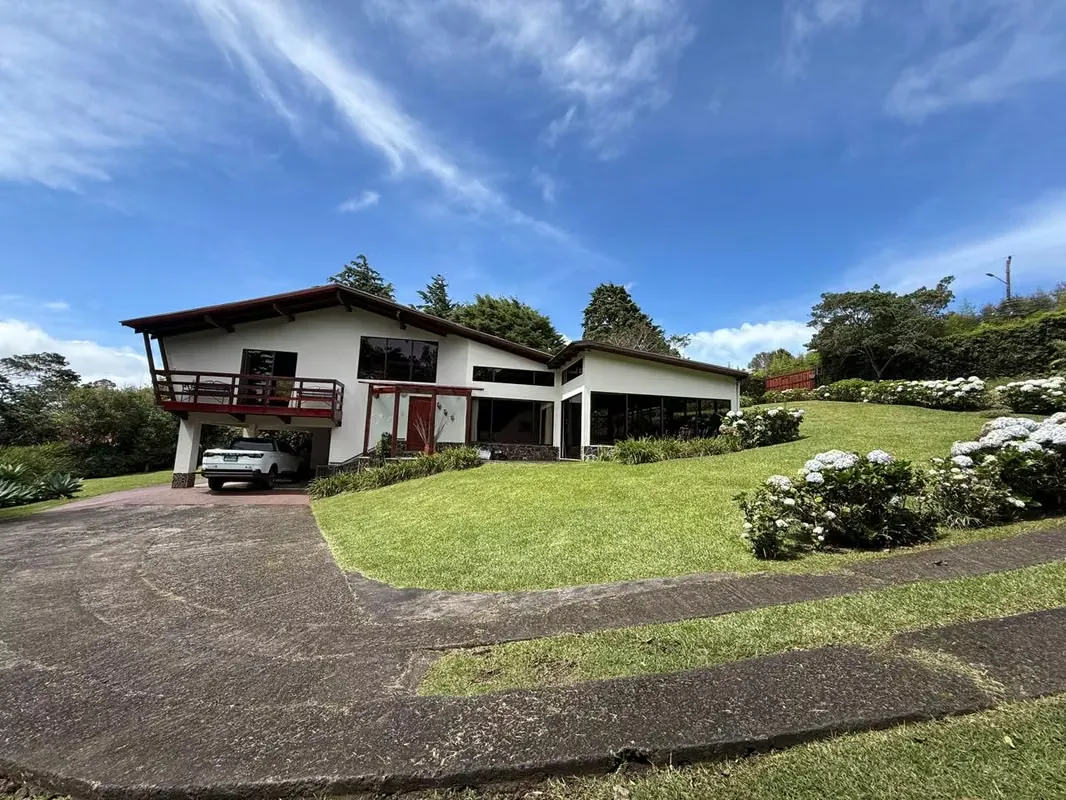 MODERN CHALET FOR RENT IN HEREDIA – SAN RAFAEL, EL CASTILLO