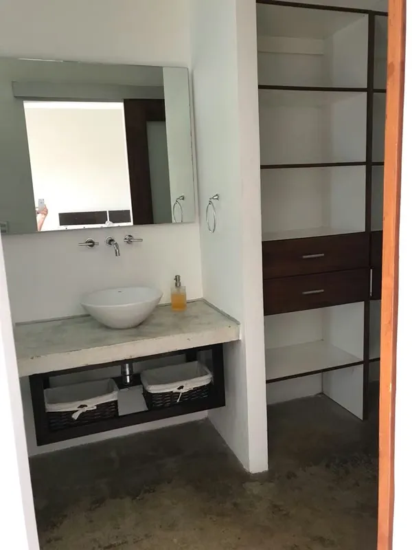 2 plantas: Sala, comedor, cocina, cuarto de lavado, 1,5 baños, 1 dormitorio con AA, sala de TV, terraza, balcón, jardín y 2 parqueos.