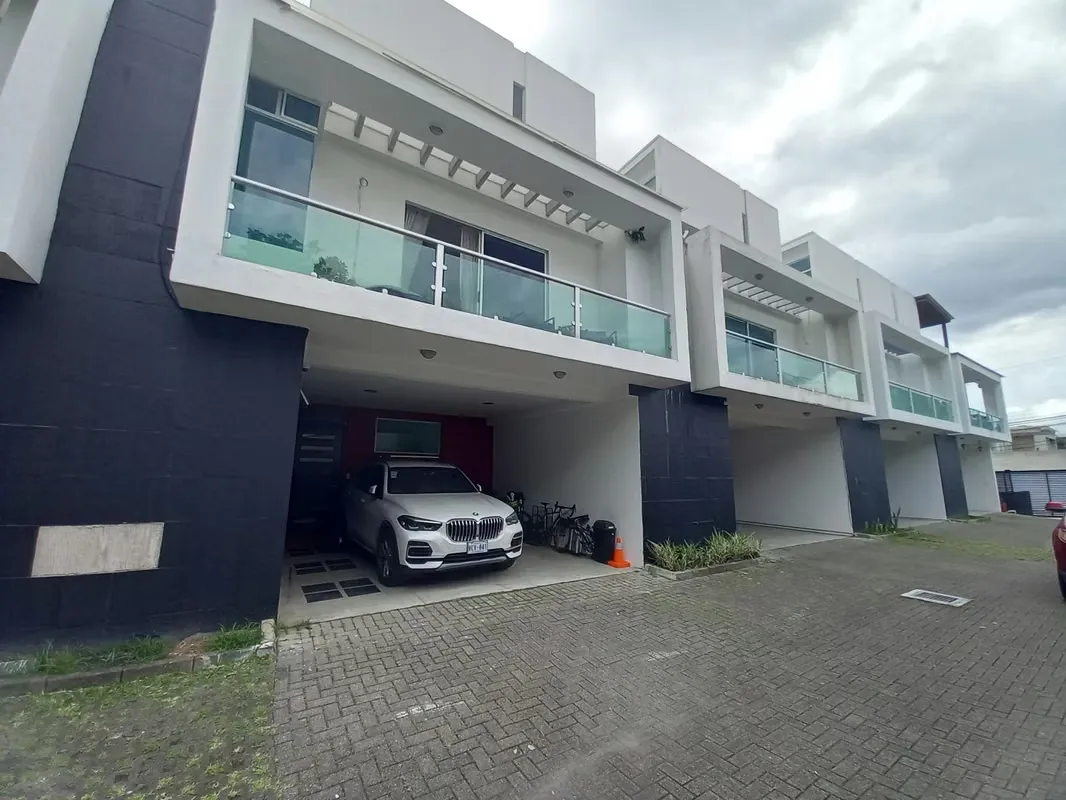 En venta elegante y moderna casa de 3 niveles ubicada en Trejos Montealegre, Escazú, a pocos minutos de Avenida Escazú, dentro de un exclusivo condominio privado. Una propiedad que ...