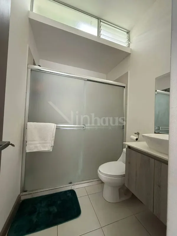 Moderna residencia de dos niveles situada en un condominio en Sabanilla de Montes de Oca, con acabados de alta calidad y un diseño funcional que optimiza cada metro cuadrado. El primer ... — photo 2
