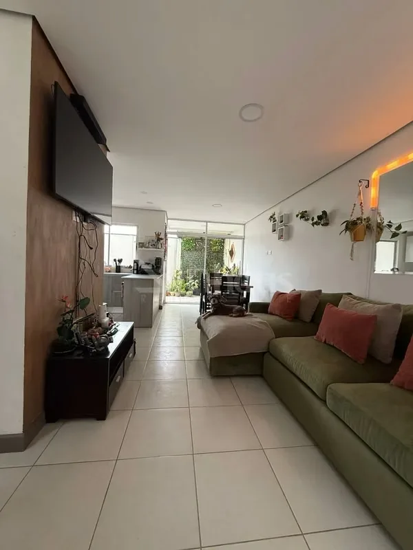Moderna residencia de dos niveles situada en un condominio en Sabanilla de Montes de Oca, con acabados de alta calidad y un diseño funcional que optimiza cada metro cuadrado. El primer ... — photo 3