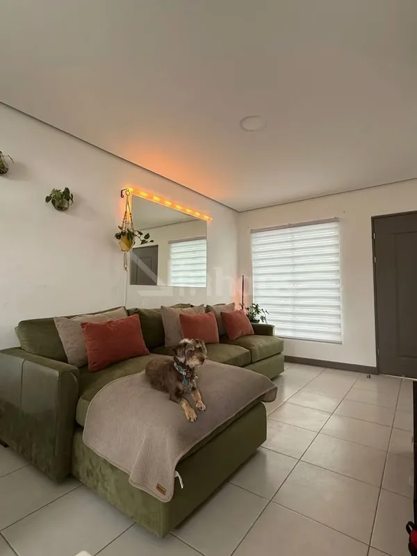 Moderna residencia de dos niveles situada en un condominio en Sabanilla de Montes de Oca, con acabados de alta calidad y un diseño funcional que optimiza cada metro cuadrado. El primer ... — photo 4